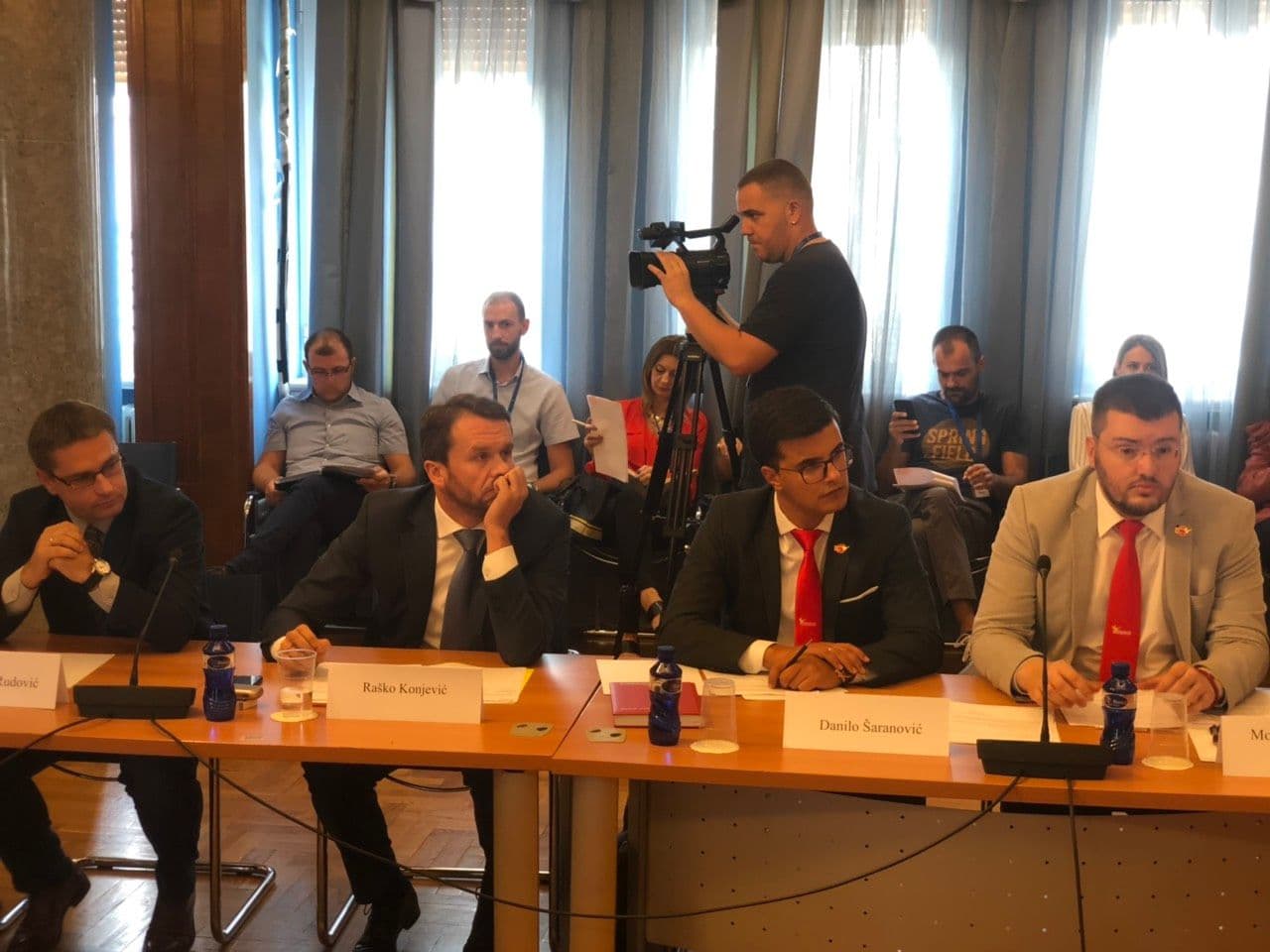 Sjednica prekinuta, napustili je SDP, Demokrate i Rudović Sjednica prekinuta, napustili je SDP, Demokrate i Rudović