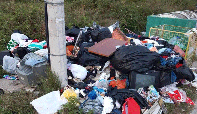 Kontejneri poluprazni, oko njih haos Radio Tivat