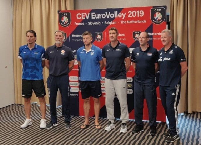 Fotografisanje selektora i kapitena uoči početka EP u odbojci Fotografisanje selektora i kapitena uoči početka EP u odbojci