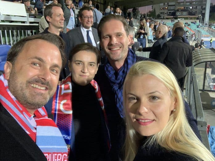 Premijerka Srbije sa partnerkom se intenzivno družila sa premijerom Luksemburga i njegovim partnerom Premijerka Srbije sa partnerkom se intenzivno družila sa premijerom Luksemburga i njegovim partnerom