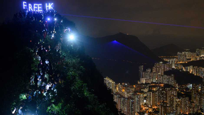 Demonstranti u Hongkongu osvijetlili dva brda u gradu Foto: ANTHONY WALLACE / AFP