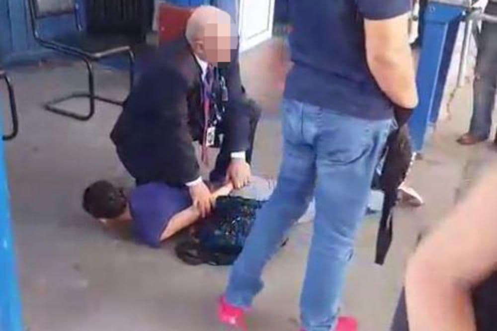 (VIDEO) Radnik obezbedjenja tukao ženu jer nije imala kartu Printscreen