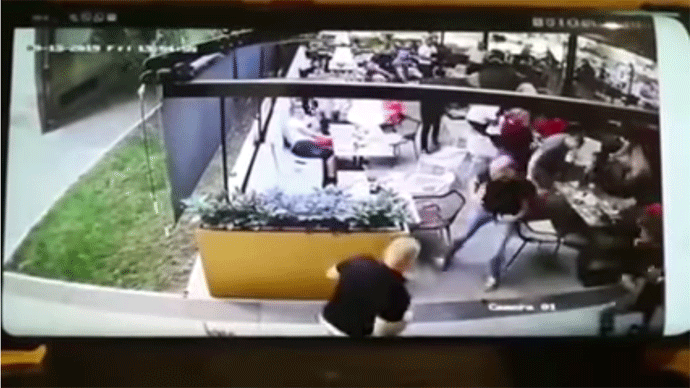 Kamere snimile kako su trojica izboli MMA borca u Novom Sadu Kamere snimile kako su trojica izboli MMA borca u Novom Sadu