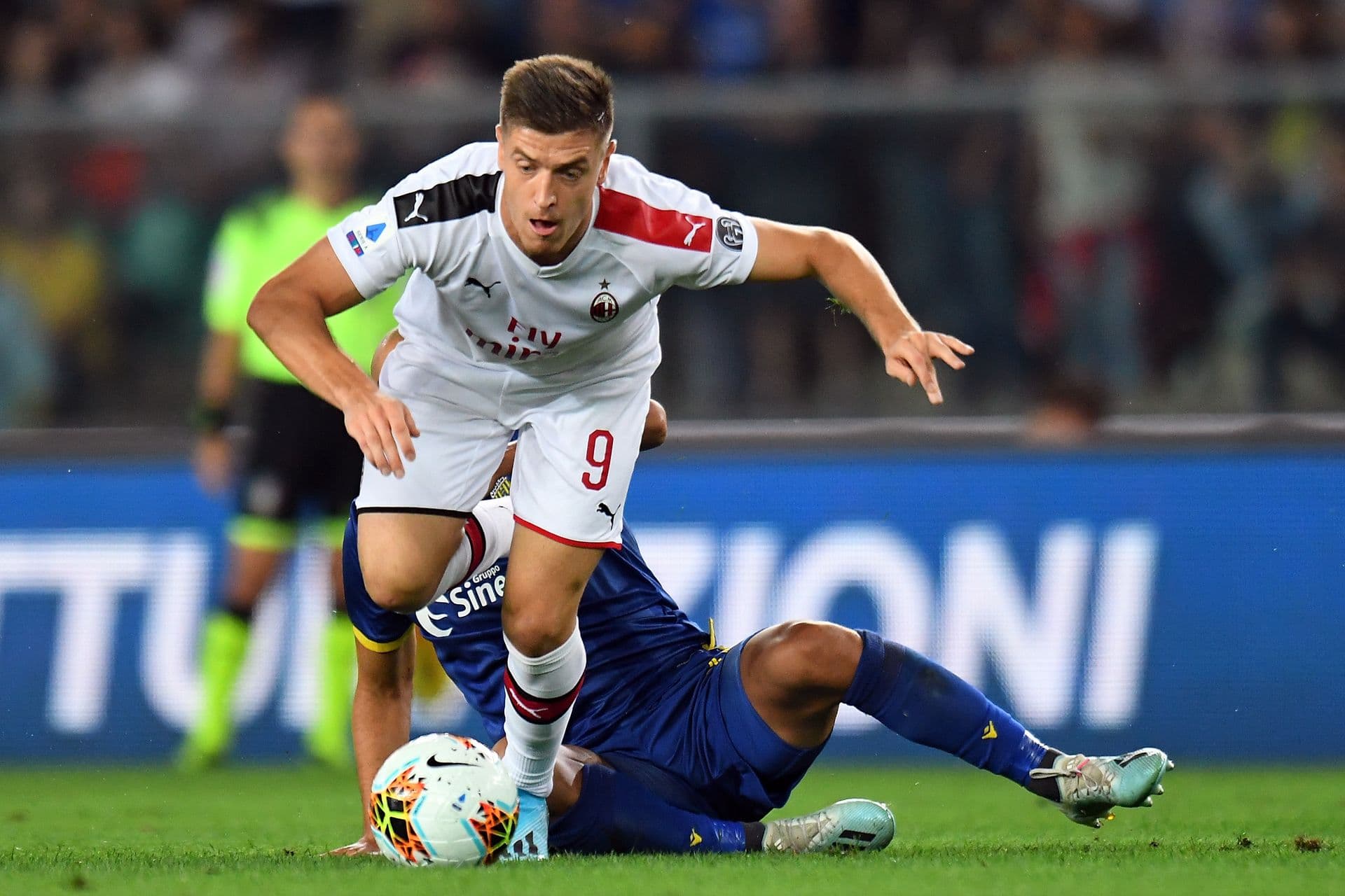 Milan slavio golom s bijele tačke Milan slavio golom s bijele tačke