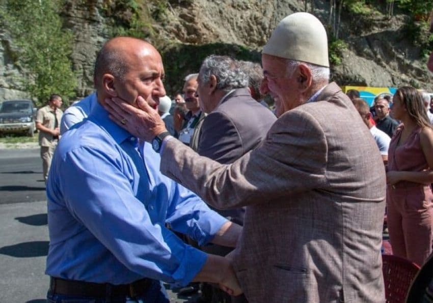 Haradinaj se sastao Albancima iz Plava i Gusinja: "Svi smo mi braća" Haradinaj se sastao Albancima iz Plava i Gusinja: "Svi smo mi braća"