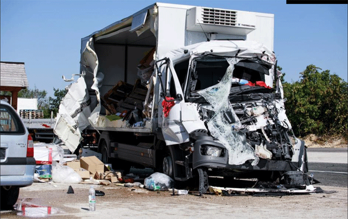 Lančani sudar dva kamiona i kombija, vatrogasci rezali lim da oslobode vozača Lančani sudar dva kamiona i kombija, vatrogasci rezali lim da oslobode vozača