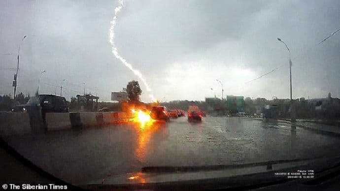 Nevjerovatan snimak: Dvije munje udarile u Tojotu na ruskom autoputu Foto: Daily mail