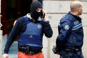 Žena pucala sa prozora, policija blokirala kraj Žena pucala sa prozora, policija blokirala kraj