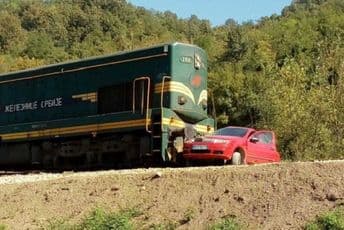 Teretni voz udario u automobil, poginula jedna osoba Foto: Informer