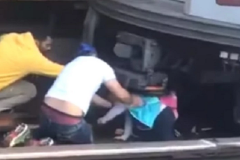 Skočio pod voz sa ćerkicom (5) i poginuo na licu mjesta Skočio pod voz sa ćerkicom (5) i poginuo na licu mjesta