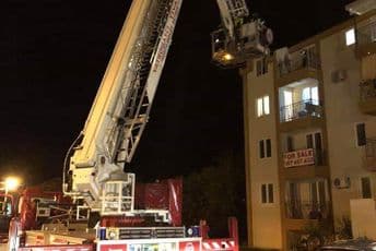 Akcija crnogorskih vatrogasaca: Dijete zaspalo, roditelji ušli kroz prozor (FOTO) Akcija crnogorskih vatrogasaca: Dijete zaspalo, roditelji ušli kroz prozor (FOTO)