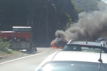 Izgorio BMW, kilometarske kolone na putu prema Baru Izgorio BMW, kilometarske kolone na putu prema Baru