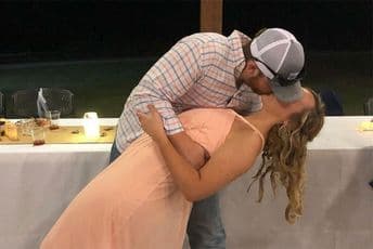 Uhvatila buket, momak pobjegao sa vjenčanja Uhvatila buket, momak pobjegao sa vjenčanja