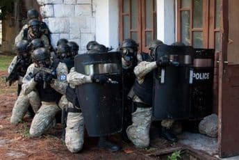 Specijalna policija na obuci za rješavanje talačke situacije Specijalna policija na obuci za rješavanje talačke situacije