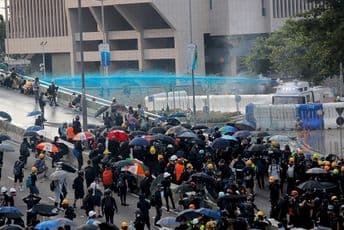 Hong Kong: Cigle i Molotovljevi kokteli na vladine Hong Kong: Cigle i Molotovljevi kokteli na vladine