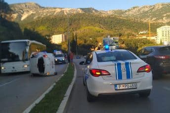 Automobil se prevrnuo u Bečićima Foto: Nikola Todorović/RTV Budva