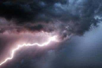 Grom udario u avion sa fudbalerima Herte Grom udario u avion sa fudbalerima Herte