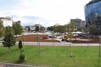 UCG uređuje plato ispred Rektorata u Podgorici UCG uređuje plato ispred Rektorata u Podgorici