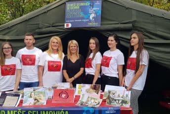 Ministarka Damjanović uručila nagrade gimnazijacima iz Rožaja Ministarka Damjanović uručila nagrade gimnazijacima iz Rožaja