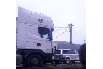 Bijelo Polje: Cistijerna udarila u taksi vozilo Bijelo Polje: Cistijerna udarila u taksi vozilo