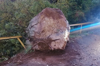 Obrušio se dio stijene na putu prema Gornjoj Lastvi Obrušio se dio stijene na putu prema Gornjoj Lastvi