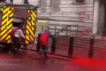 Britansku vladu htjeli zaliti lažnom krvlju, pobjegla im cijev Britansku vladu htjeli zaliti lažnom krvlju, pobjegla im cijev