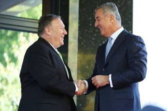 Pompeo sa Đukanovićem: SAD nastavljaju partnerstvo sa Crnom Gorom (VIDEO) Pompeo sa Đukanovićem: SAD nastavljaju partnerstvo sa Crnom Gorom (VIDEO)