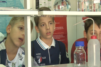 Osnovci i srednjoškolci uživali u radionicama iz fizike, hemije i biologije Foto: Info biro