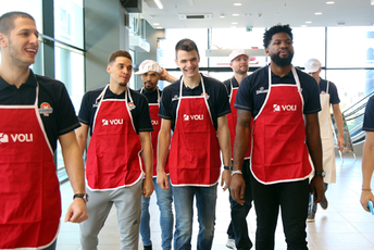 Košarkaši Budućnosti družili se sa zaposlenima u „Našem diskontu“ Foto: Budućnost Voli