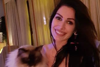 Nova djevojka Džunior Džeka uhvaćena u zagrljaju političara, ali i kontraverznog biznismena Nova djevojka Džunior Džeka uhvaćena u zagrljaju političara, ali i kontraverznog biznismena