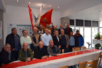 Nuhodžić se sastao sa crnogorskim iseljenicima u Luksemburgu Nuhodžić se sastao sa crnogorskim iseljenicima u Luksemburgu