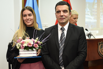 Tivat: Raspisan konkurs za dodjelu studentske nagrade Prošlogodišnja dobitnica nagrade Sandra Pean