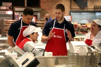 Košarkaši ekipe Budućnost Voli družili su se sa zaposlenima i kupcima hipermarketa “Naš diskont” Košarkaši ekipe Budućnost Voli družili su se sa zaposlenima i kupcima hipermarketa “Naš diskont”