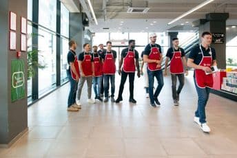 Košarkaši ekipe Budućnost Voli družili su se sa zaposlenima i kupcima hipermarketa “Naš diskont”