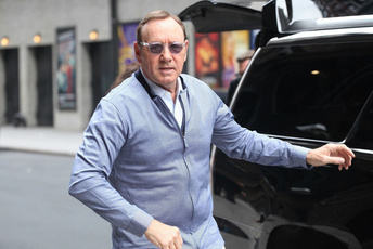 Čuveni Holivudski glumac u strogoj tajnosti stigao u Beograd Čuveni Holivudski glumac u strogoj tajnosti stigao u Beograd