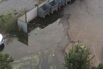 Pogledajte kako izgleda dio ispred zgrade u elitnom dijelu Podgorice: Samo što se ne širi zaraza Pogledajte kako izgleda dio ispred zgrade u elitnom dijelu Podgorice: Samo što se ne širi zaraza