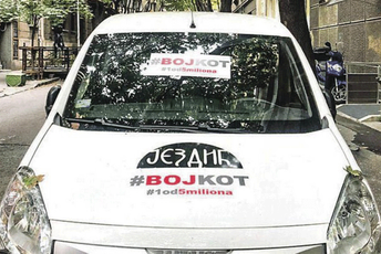 Lokal i automobil Nenada Jezdića izlijepljeni plakatima "bojkot" Lokal i automobil Nenada Jezdića izlijepljeni plakatima "bojkot"
