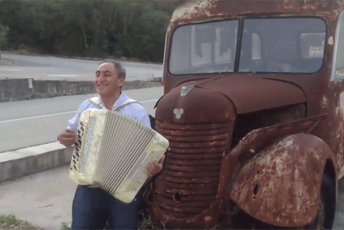 Kako pjesma Sviće zora iz filma „Ko to tamo peva“ zvuči danas Kako pjesma Sviće zora iz filma „Ko to tamo peva“ zvuči danas