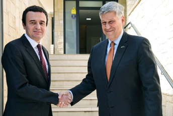 Kurti u kancelariji drži samo albansku zastavu, ambasadori neće da se fotografišu Kurti u kancelariji drži samo albansku zastavu, ambasadori neće da se fotografišu