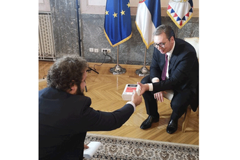 Vučić dobio na poklon albanski rječnik Vučić dobio na poklon albanski rječnik