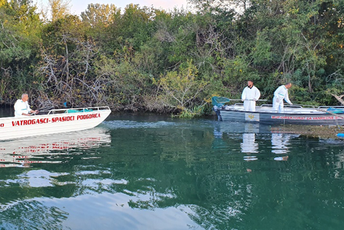 Počelo čišćenje Bojane od uginule živine (FOTO) Počelo čišćenje Bojane od uginule živine (FOTO)