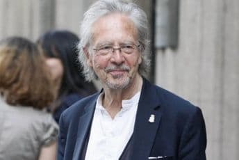 Nobelova nagrada Handkeu razbjesnela Albance i Bošnjake: Može li mu biti oduzeta? Nobelova nagrada Handkeu razbjesnela Albance i Bošnjake: Može li mu biti oduzeta?