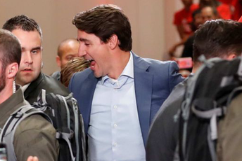 Trido nosio pancir na predizbornom skupu Foto: Reuters / Stephane Mahe