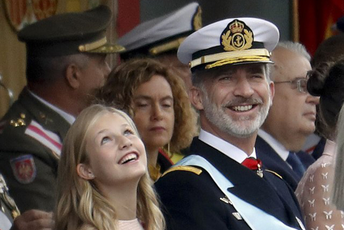 Umjesto da kralju preda zastavu, padobranac ostao da visi na banderi (VIDEO) Foto: EPA/ BALLESTEROS