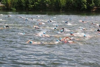 Muškarac preminuo tokom triatlona, takmičenje nastavljeno Muškarac preminuo tokom triatlona, takmičenje nastavljeno