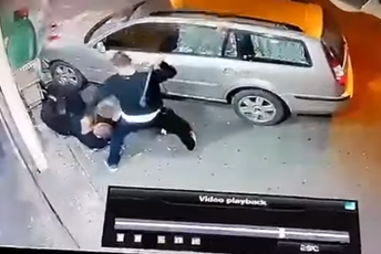 Uznemirujući snimak: Otac i sin pokosili čovjeka kolima, pa ga udarali pendrecima Uznemirujući snimak: Otac i sin pokosili čovjeka kolima, pa ga udarali pendrecima