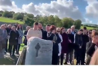 Nasmijao okupljene na svojoj sahrani: „Halo, ima li koga, pustite me odavde!“ (VIDEO) Foto: Screenshot