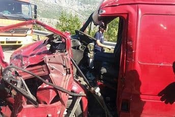 Sudar na putu PG-NK: Dvadeset minuta kidali vozilo kako bi izvukli povrijeđenog Foto: Onogost.me