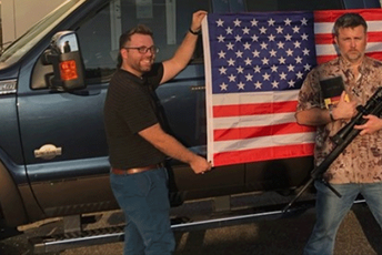 Kupiš Forda i dobiješ Bibliju, zastavu i kupon za pušku Kupiš Forda i dobiješ Bibliju, zastavu i kupon za pušku