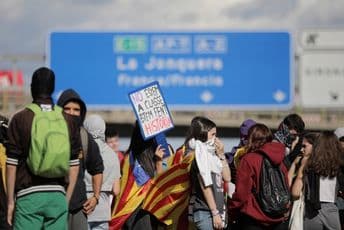 Barselona: Novi otkazani letovi,170 povrijeđenih u protestima Barselona: Novi otkazani letovi,170 povrijeđenih u protestima